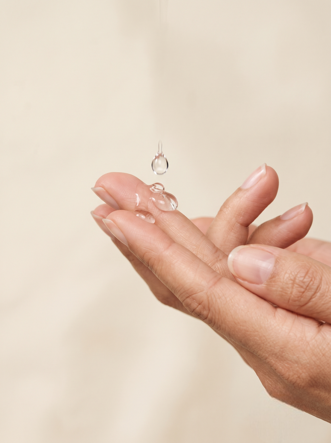 Apply a small amount of serum evenly to the face.